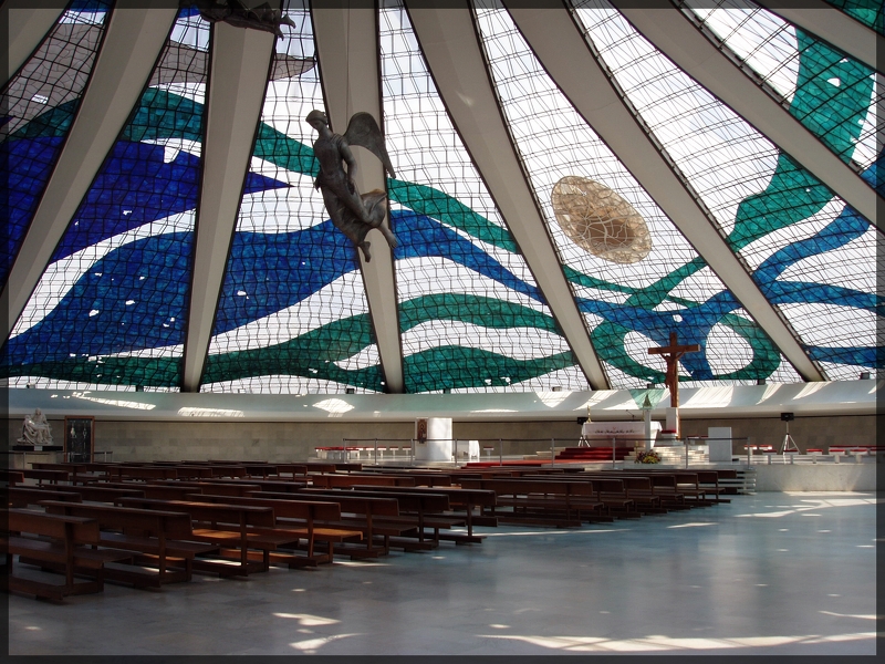 L'intérieur de la cathédrale de l'architecte Niemeyer