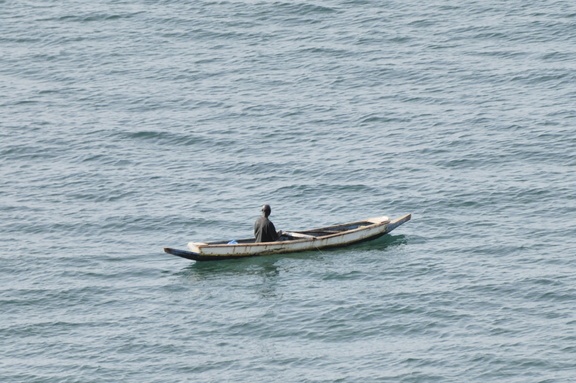 Pirogue devant l'hôtel