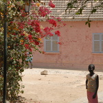 Jeune fille aux bougainvilliers