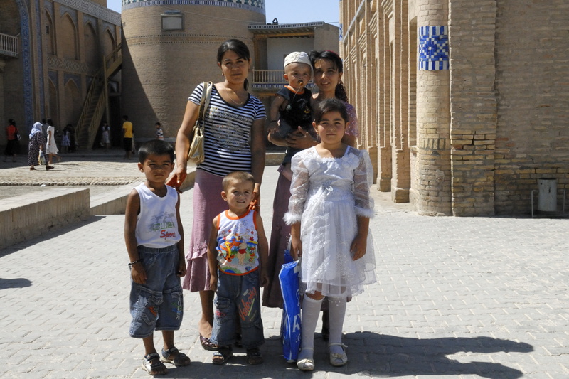 Famille devant la médersa Islam Khodja