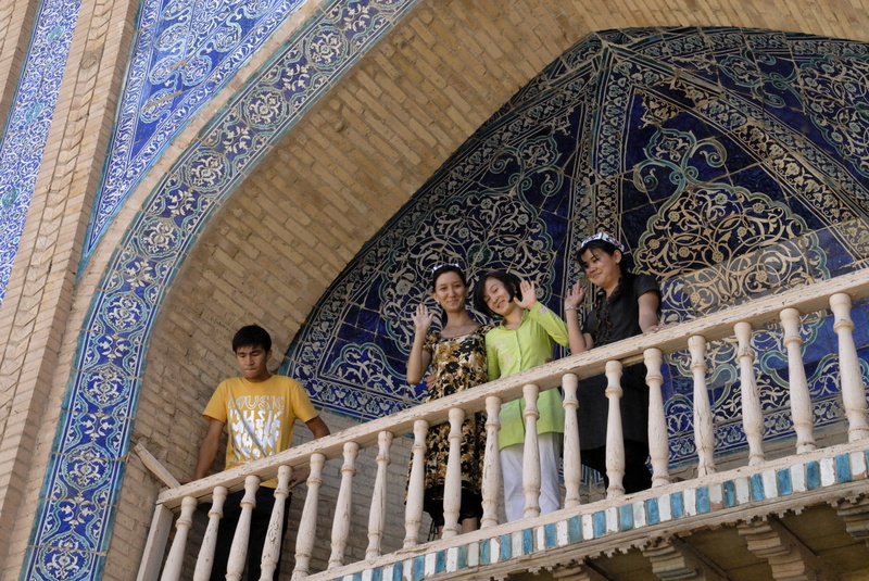 Jeunes filles au balcon de la médersa Islam Khodja