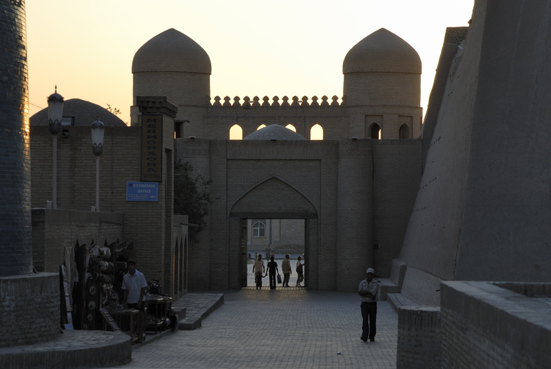 Crépuscule sur la porte Ouest de Khiva