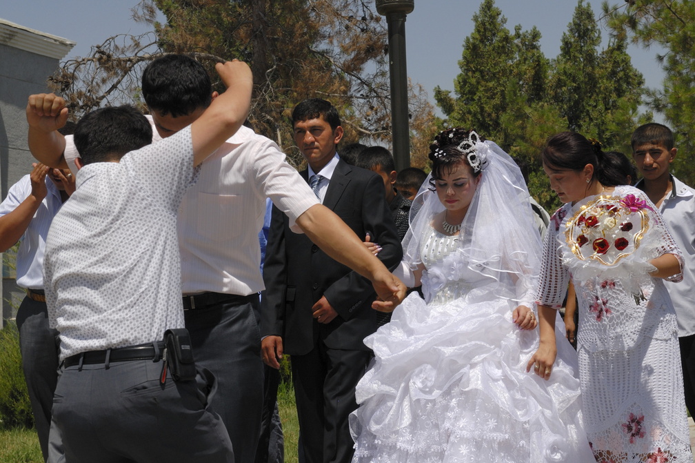 Les amis dansent devant la mariée, les yeux baissés