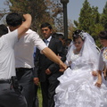 Les amis dansent devant la mariée, les yeux baissés