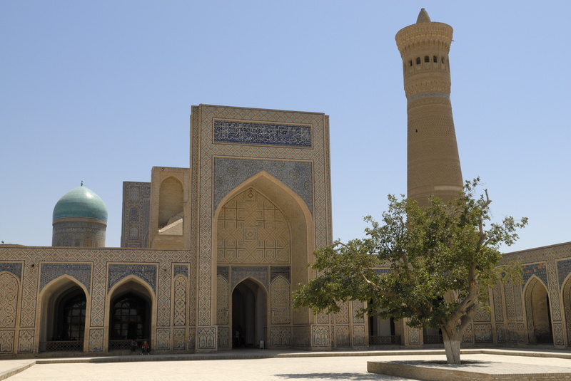 La cour et le minaret de la mosquée Kalon