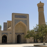 La cour et le minaret de la mosquée Kalon