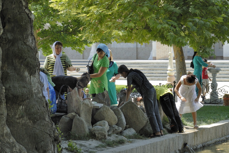 La fontaine du mausolée Al Boukhari est l'objet de toutes les attentions