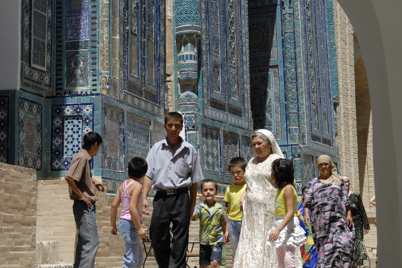 Famille et céramiques (Chah-i-Zinda)