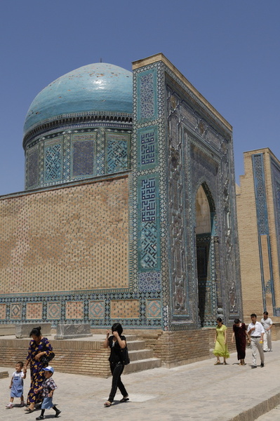 Passants devant le mausolée Alim Nasafi (Chah-i-Zinda)