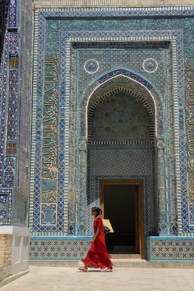 Femme en rouge (Chah-i-Zinda)