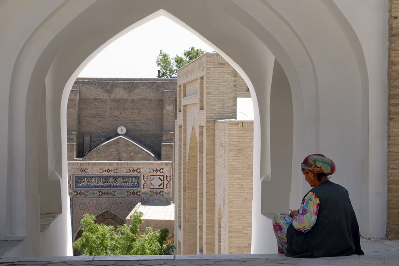 Mendiante au Chah-i-Zinda comptant ses sous (ses soums)