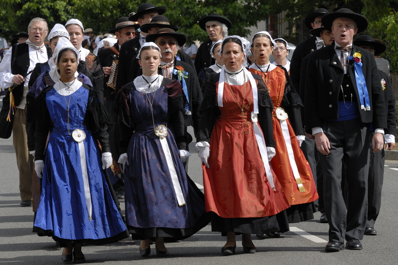 Une marche et un chant vigoureux