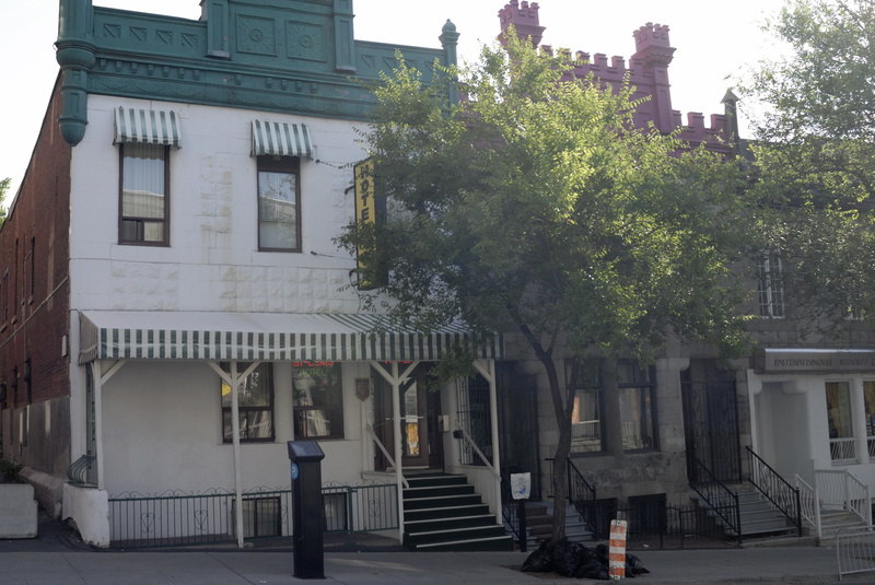 Notre hôtel en haut de la rue Saint Denis à Montréal