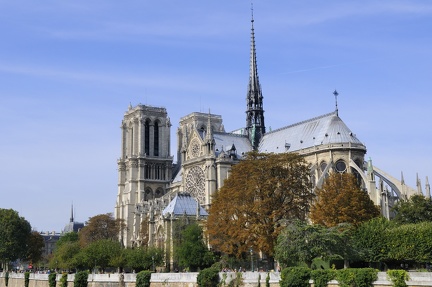 Vue sur la facade sud de Notre-Dame et sa rosace