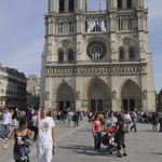 Le parvis et la facade ouest de Notre-Dame