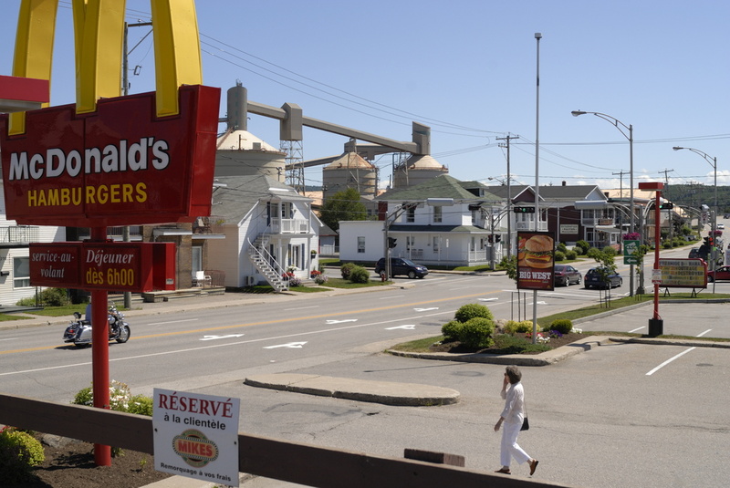 Sur le route de l'Anse Saint-Jean, pause casse-croute à La Baie (et son usine d'aluminium)