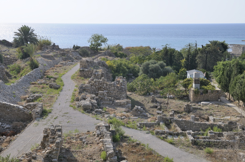 La route passe sur les remparts antiques