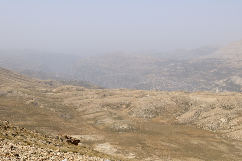 A environ 2500 mètres, la route bascule vers les Cèdres et la Kadisha