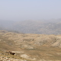 A environ 2500 mètres, la route bascule vers les Cèdres et la Kadisha