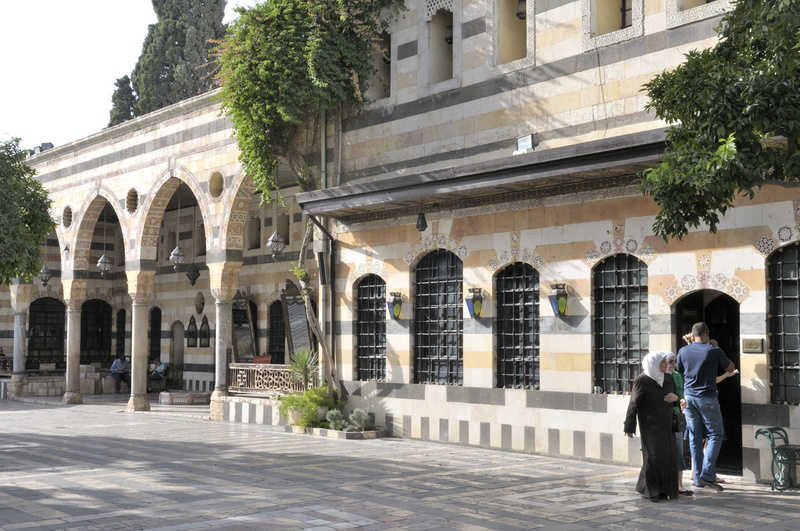 Le Palais Azam et ses bandes de pierres de couleurs alternées