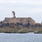 Le phare du Paon sur ses rochers de granit rose