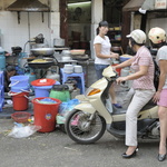 Restaurant sur le trottoir à Hanoî