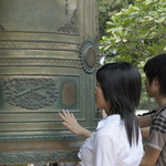 Le bronze de la cloche garde les traces des posers de main
