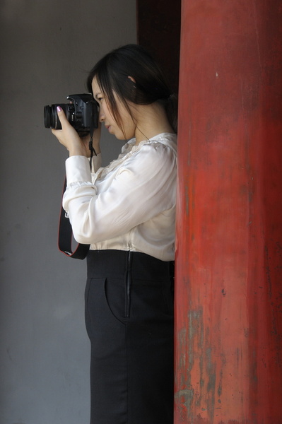 Fille à l'appareil photo