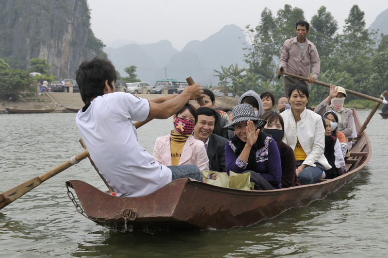 Les familles remplisent les barques à fond plat