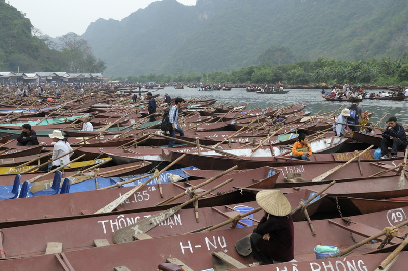 Les barques stationnent en grand nombre, attendant le retour des pélerins