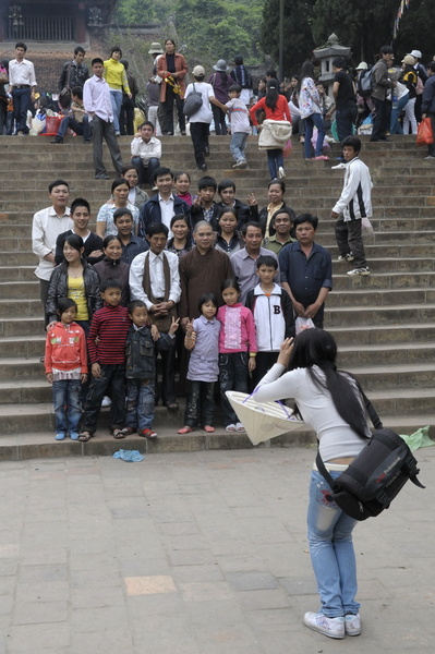 Photo de groupe autour du bonze
