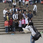 Photo de groupe autour du bonze