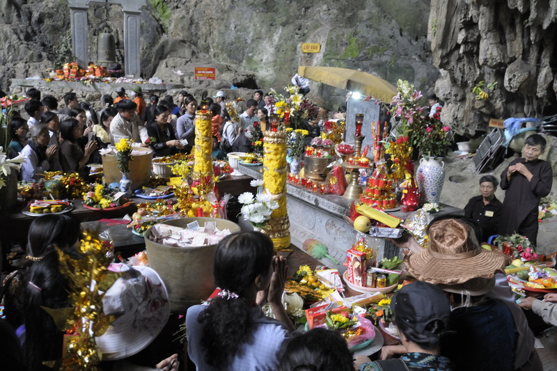 Lessiveuse et son contenu de billets offerts au temple