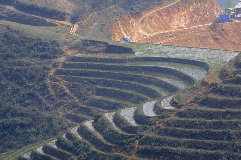 Terrasses pour la rizière et terrassement pour la route