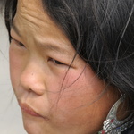 Front soucieux et boucles en argent (hmong)