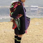 Jeuune femme hmong et son bébé dans le dos