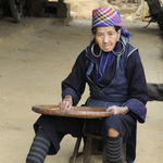 Vieille femme hmong triant le maïs