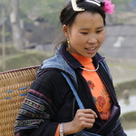 Jeune hmong avec son panier en osier