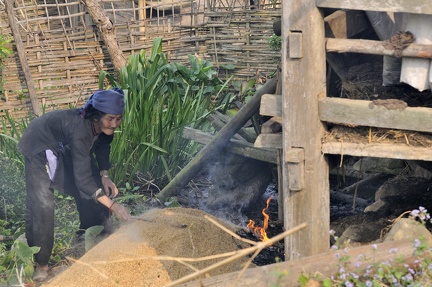 Vieille femme hmong et le feu