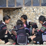 Petite pause dans la cour de l'école (hmong noir)