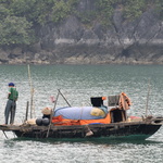 Un bateau-abri sur la baie d'Along