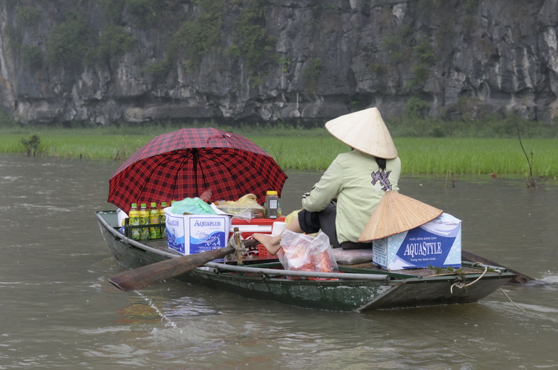 La marchande se dirige vers les grottes de Tam Loc