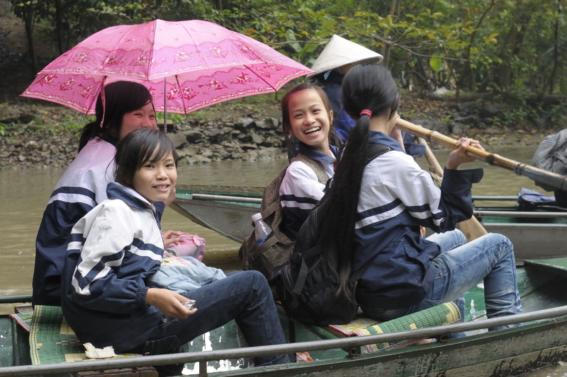 Les écolières s'amusent des touristes