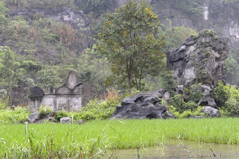 Tombeau au pied des roches