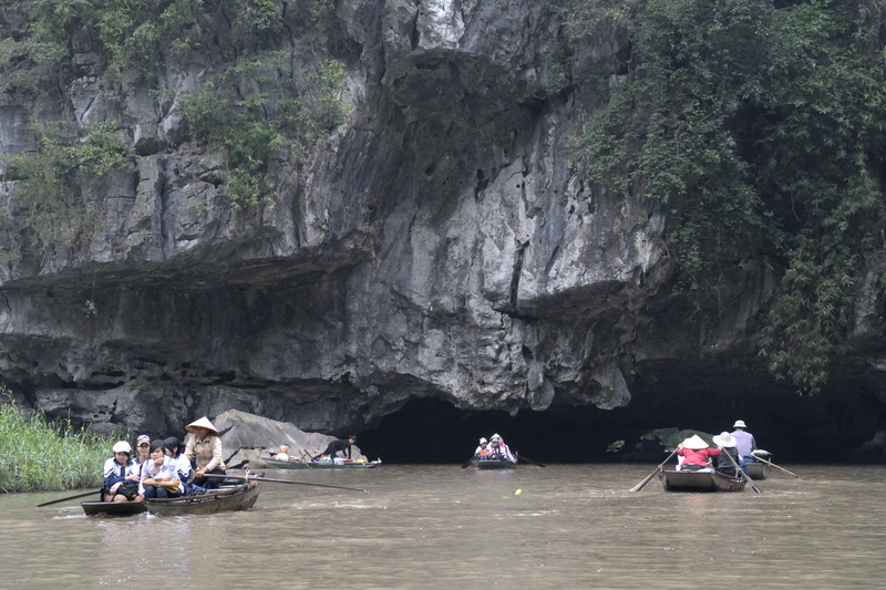 La rivière Ngo Dong s'infiltre sous la montagne