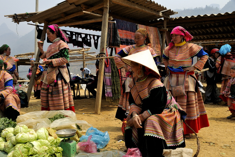Les femmes marchent souvent plusieurs heures pour se rendre au marché