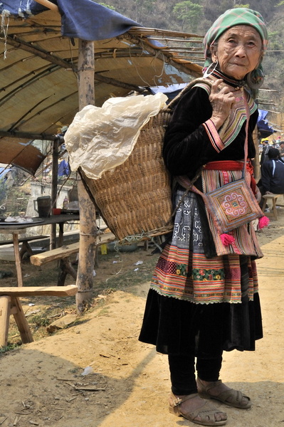 Vieille femme et son panier tressé