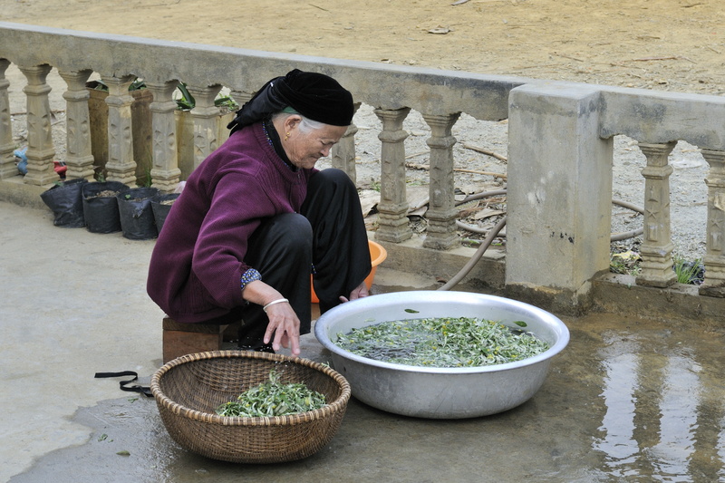 Une vieille femme prépare le repas du soir