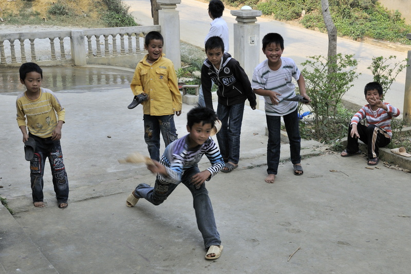 Pendant ce temps, les enfants jouent avec leurs savates