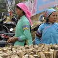 Des femmes nung vendent du bois de chauffage